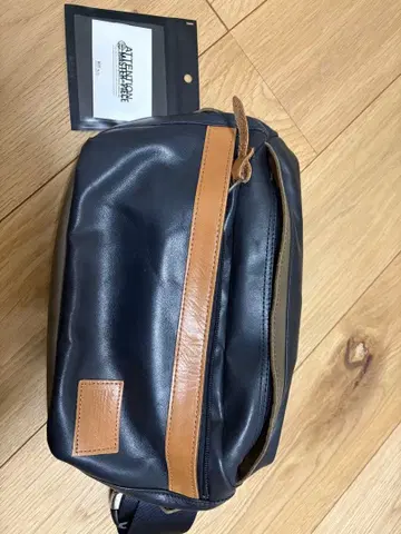 바디백 네이비와 브라운