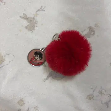 위안군 퍼 달린 키링 빨간색