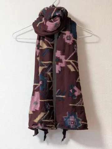 팔라스 팰리스 2024FW 울 자카드 스톨