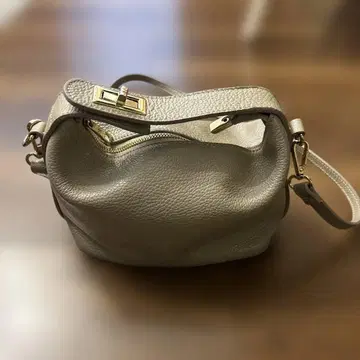 AULENTTI 베이지 가죽 숄더백