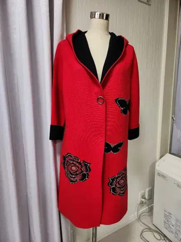 후드 부착 빨간색 롱 코트 스팽글 장미 자수 리버서블 [한국]