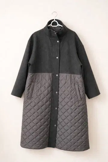 절개 퀼팅 코트 블랙