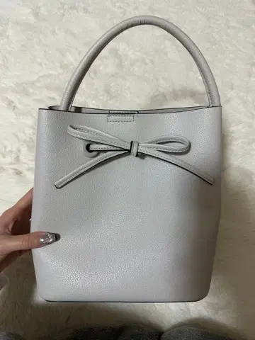 프레이 아이디 리본 포함 그레이 합성 피혁 핸드백