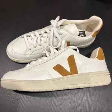 VEJA 화이트/브라운 스니커즈