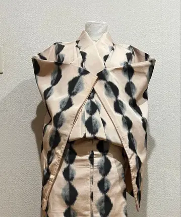 연한 핑크와 블랙의 코몬 기하학 패턴 이중 기모노