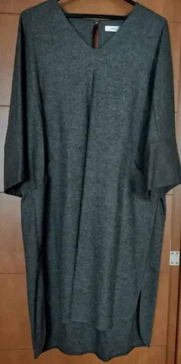 ADORO 그레이 V넥 7부 소매 원피스