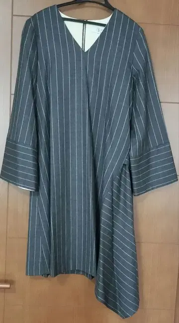 그레이 스트라이프 긴팔 원피스