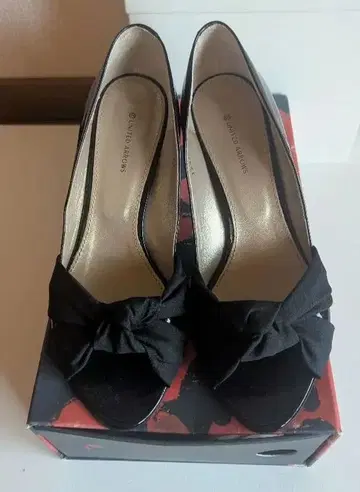 UNITED ARROWS 블랙 리본 하이힐 펌프스