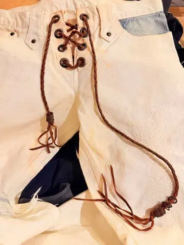 Veronica 게릴라 와일드 플레어 화이트 레이스업 팬츠