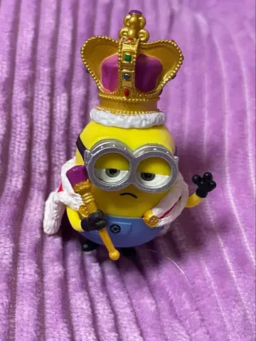 미니언 왕관과 망토 피규어