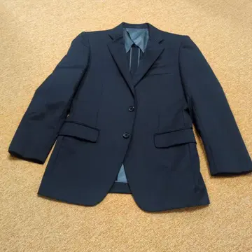 블랙에 가까운 네이비 색상의 테일러드 자켓 네임 포함