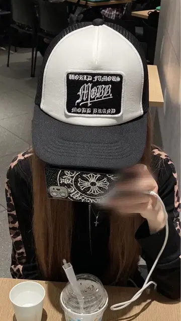 MOBB 자수 로고 트래커 캡 화이트/블랙