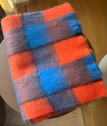 [ 새상품: 완판템 손세탁 가능 / 부클 체크 머플러 ]