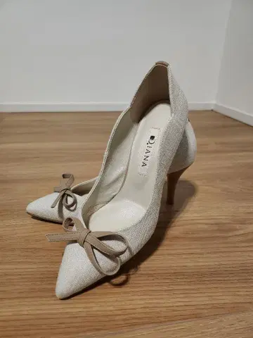 [ DIANA ] 화이트 리본 펌프스 중간 힐