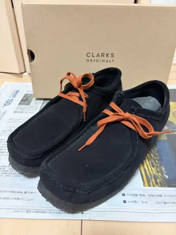CLARKS ORIGINALS 블랙 스웨이드 신발