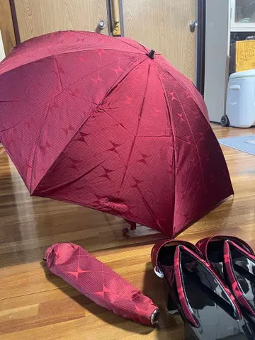 일본 나막신과 크림슨 컬러 우산 세트