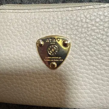 아타오 왈츠 켈리 화이트