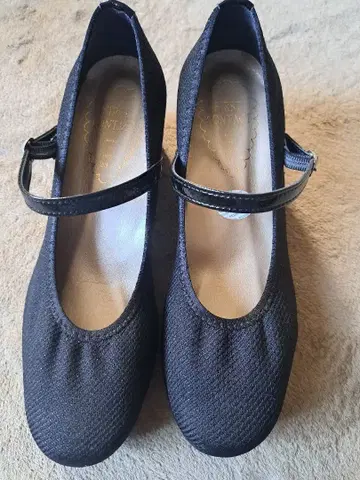 퍼스트 콘택트 블랙 메쉬 웨지 힐 펌프스