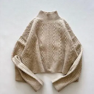 미라 오웬 숏 케이블 니트 풀오버 하이넥