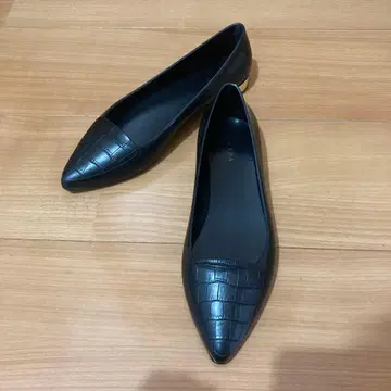 블랙 악어 엠보싱 플랫슈즈 S