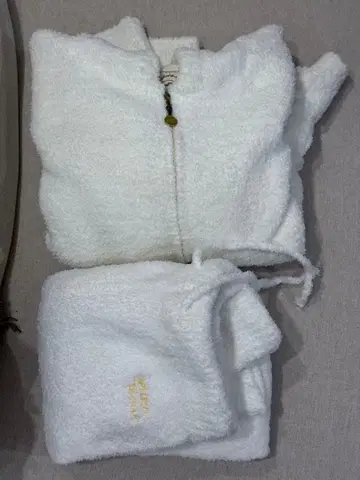 젤라피케 상하의 긴팔 복슬복슬 세트 고양이 귀 로고 자수 화이트