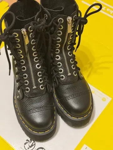 닥터마틴 SINCLAIR HI TWIST 10홀 부츠 UK4