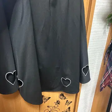 하트 디테일 블랙 스커트