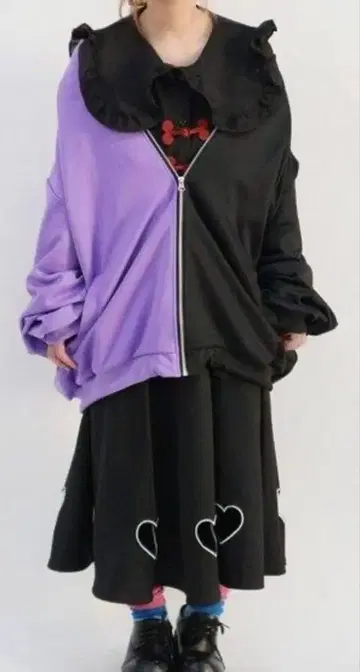 하트 디테일 블랙 스커트