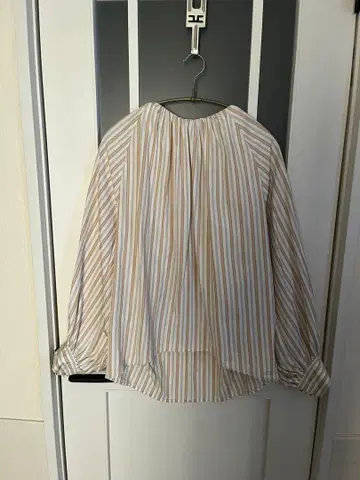 투모로우랜드 스트라이프 벌룬 슬리브 셔츠