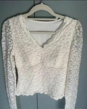 화이트 레이스 블라우스입니다