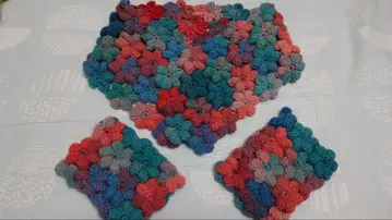 꽃 모티브의 머플러와 핸드 워머 세트