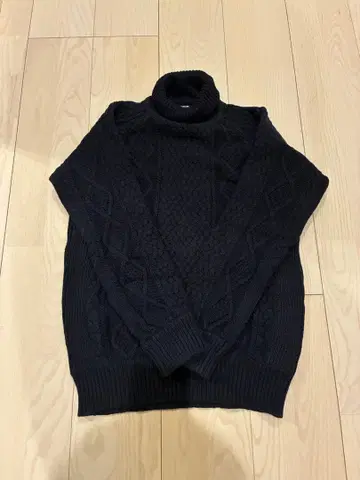 1PIU1UGUALE3 다크 그레이 터틀넥 스웨터