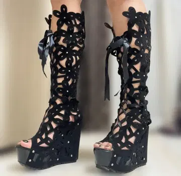 블랙 플라워 컷 아웃 웨지 부티