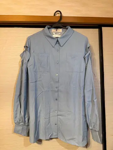 라이트 블루 긴팔 셔츠 소매 지퍼 포함