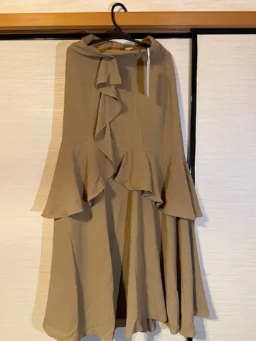 프릴 달린 베이지 플레어 스커트