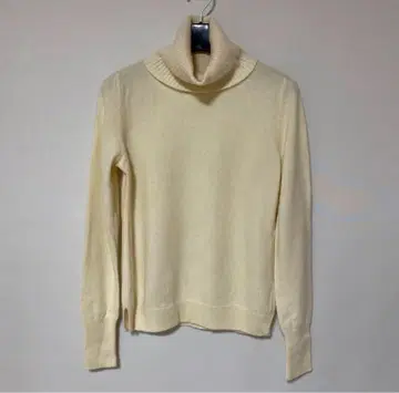 유니클로 캐시미어 100% S 터틀넥 스웨터 크림색 계열 DMW