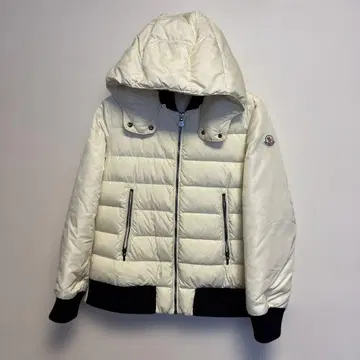 MONCLER 후드 부착 플레어 다운 자켓 화이트