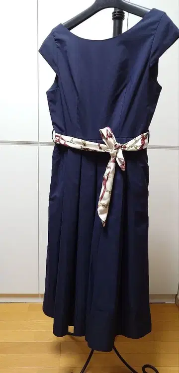 네이비 슬리브리스 원피스