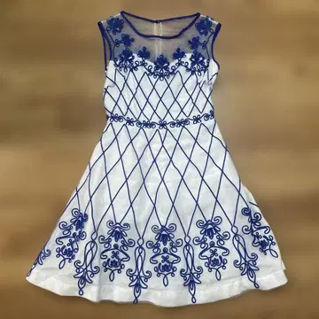 화이트/블루 자수 슬리브리스 원피스