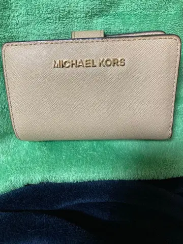 MICHAEL KORS 베이지 접이식 지갑