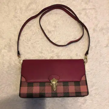 핑크와 블랙 체크 무늬 숄더백