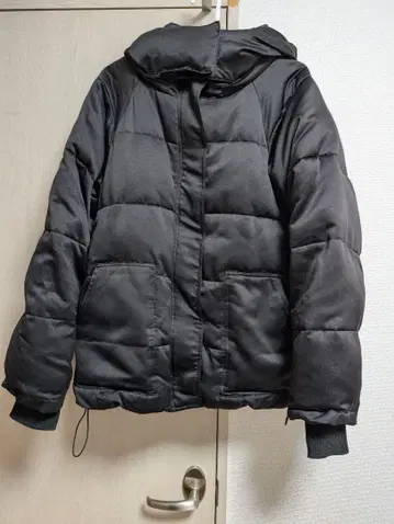 EVRIS 블랙 후드 부착 숏 기장 자켓