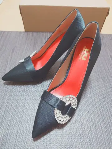 비쥬 포함 블랙 하이힐 펌프스