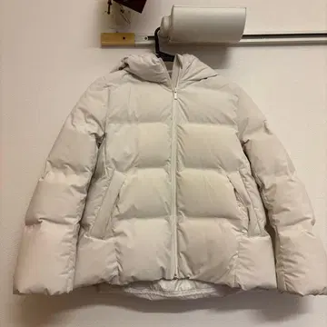 유니클로 심리스 다운 자켓 화이트 S