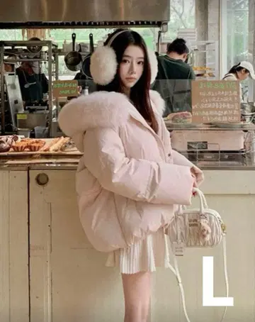 퍼 달린 핑크 다운 재킷