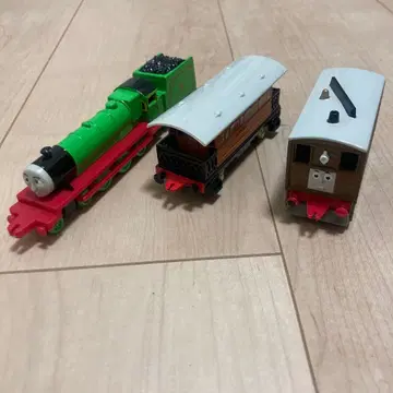 토마스의 그린 컬러 기관차와 여객차 2량 세트