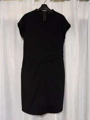 BACCA 블랙 반팔 무릎 기장 원피스