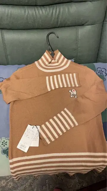 베이지 니트 스웨터 긴팔 강아지 자수