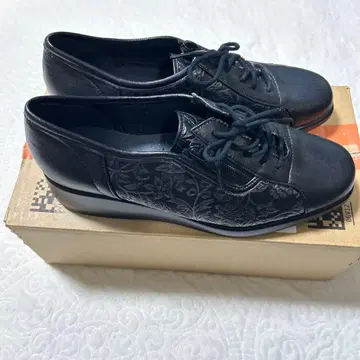 블랙 레이스업 신발