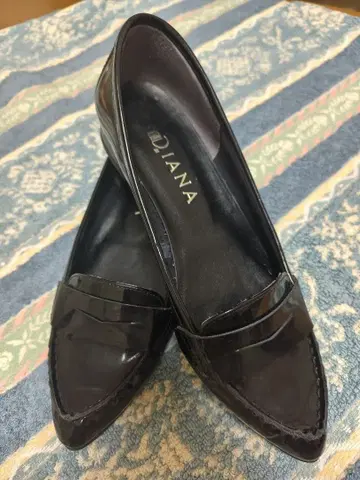 다이애나 블랙 에나멜 스틸레토 플랫슈즈